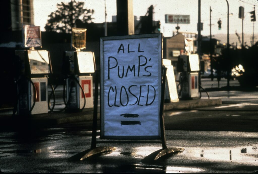 Closed_gas_station_in_Seattle_during_energy_crisis